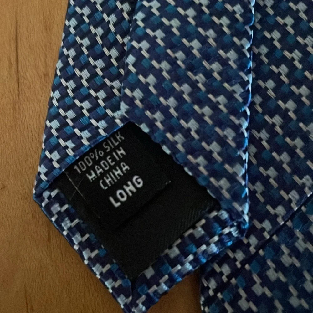 Jos. A. Bank Traveler Stain Resistant 100% silk tie long blue & white